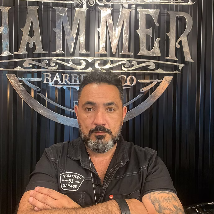 Rodrigo — Barbeiro, Design de Sobrancelhas e Piercing