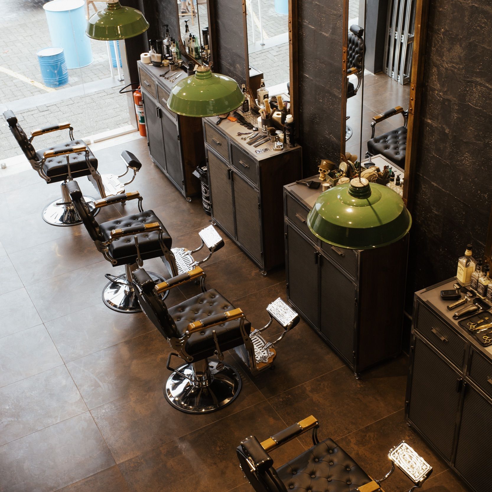 Interior da Hammer & Co. — Cadeiras de couro e ambiente industrial americano